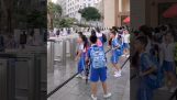 Opiskelijat käyvät läpi kasvojentunnistus tulla kouluun (Kiina)