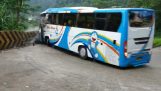 Керівництво падіння з переповненого автобуса без гальм (Індонезія)