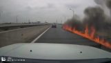 Bil lämnar efter sig en brand spår