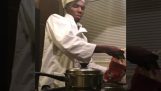 Un cocinero principiante freír patatas