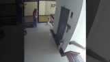 אמא חוסך תינוק בן לפני נפילה מהקומה ה -4