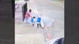 Dwoje dzieci rzucanie ich matki na ulicy