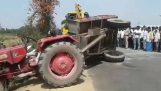 Der Betrieb einen Traktor zum Abrufen (Indien)