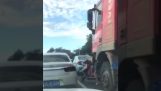 Truck juoksee nainen skootteri