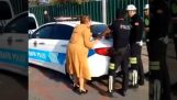 Una mujer que grita histéricamente a la policía (Turquía)
