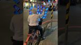 Taïwanais personnes âgées qui se préparent à jouer Pokemon Go