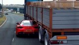 Ferrari gaat onder vrachtwagen