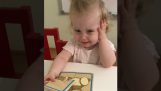 Dziewczynka stara się zakończyć puzzle