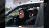 La mujer en Irán es atacado por otra mujer por no llevar burka
