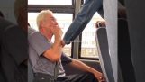 Man tänder en cigarett i en buss (Ryssland)