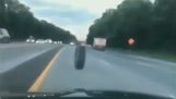 wiel “vluchteling” veroorzaakt een ongeluk op een snelweg