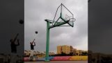 Ein Unglück auf dem Basketballplatz