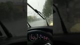Italienska med en ny bil under stark hagel