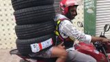 Как да прехвърля четири гуми с мотоциклет