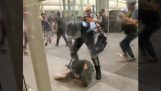 हांगकांग में पुलिस के खिलाफ प्रदर्शनकारियों