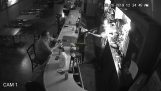 Niewzruszony klient podczas napadu w barze