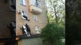 Russiske politiet spesialstyrker prøver å legge inn et hus