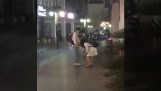 Човек помага на жена си да носи контейнер за вода