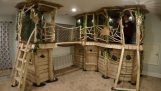他建立了一個樹屋在孩子們的房間