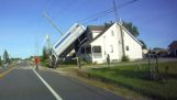 Truck lander på taget af et hus