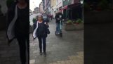 Scooter ulykke foran en bedstemor (Tyskland)