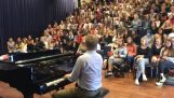 hudba a ve třídě učitel zpěvu “Bohemian Rhapsody”