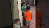 两个孩子玩垃圾