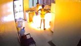 En ovn eksploderer i et køkken