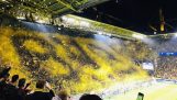 Fans van Dortmund maken het embleem van hun groep met confetti