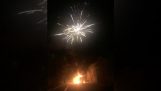 Un camion cu focuri de artificii pe foc