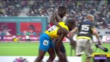 Αθλητής βοηθά τον συναθλητή του να τερματίσει