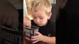 Un bambino vuole ostinatamente di testare il 100% cacao grezzo