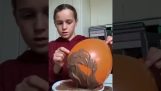 ילדה קטנה מנסה להפוך קערת שוקולד (להיכשל)