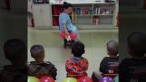 Børnehave lærer viser små børn, hvordan at blive udslettet på toilettet