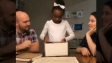O fetiță învață că va fi adoptată