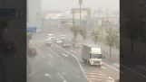 Hurricane Hagibis prevráti kamión (Japonsko)