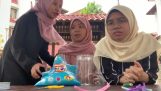 Üç kız öğrenciler aniden korkmuş (Malezya)