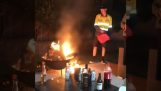 essence Lancer sur le barbecue de feu