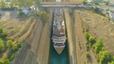 Croisière passe légèrement du canal de Corinthe