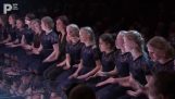 Χορωδία κοριτσιών τραγουδά το “White Winter Hymnal” σε卡佩拉