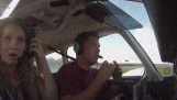Pilot med sin familie i en Piper gjør nødlanding etter skade