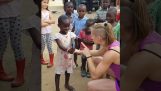 你怎麼能在非洲快樂的孩子