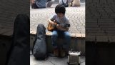 Ένα μικρό αγόρι παίζει το “Classical Gas” ukulele