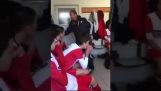 Entraîneur faisant claquer ses joueurs à la mi-temps (Turquie)