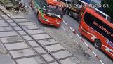 Λεωφορείο καρφώνεται σε μπάρα σιδηροδρομικής διάβασης