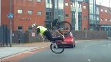 ofițer de poliție britanic are un accident de amuzant biciclete