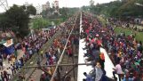 बांग्लादेश में एक ट्रेन बोर्डिंग