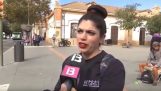 Mujer que es entrevistado para la seguridad de los scooters eléctricos