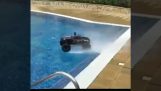 Fjernbetjening bil bevæger sig på vandet