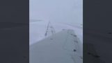 Samolot zrazy na zaśnieżonej drodze startowej